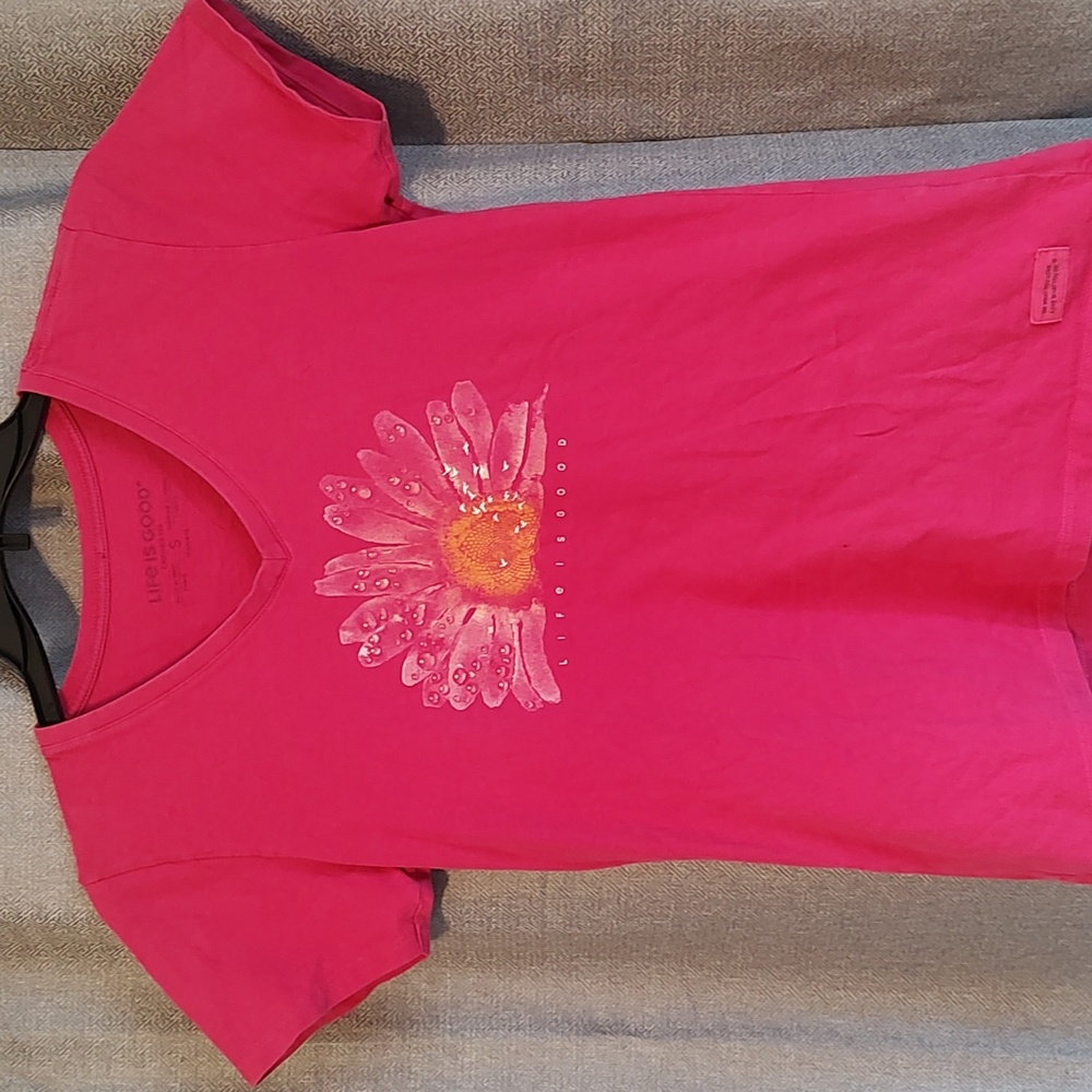 Life is Good Pink V-neck Crusher Tee w/ Daisy Graphic on Front Sz Small